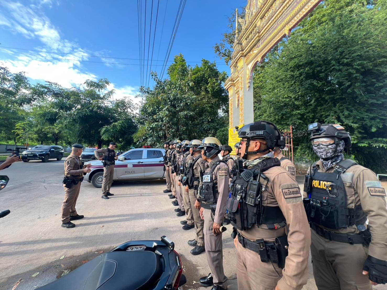 สภ.เมืองขอนแก่น ส่งสายตรวจ “Show of Force” ตรึงกำลังวัดป่าอดุลยาราม คุมเข้มความปลอดภัย หลังมีกระแสขู่ทุบกำแพงวัด