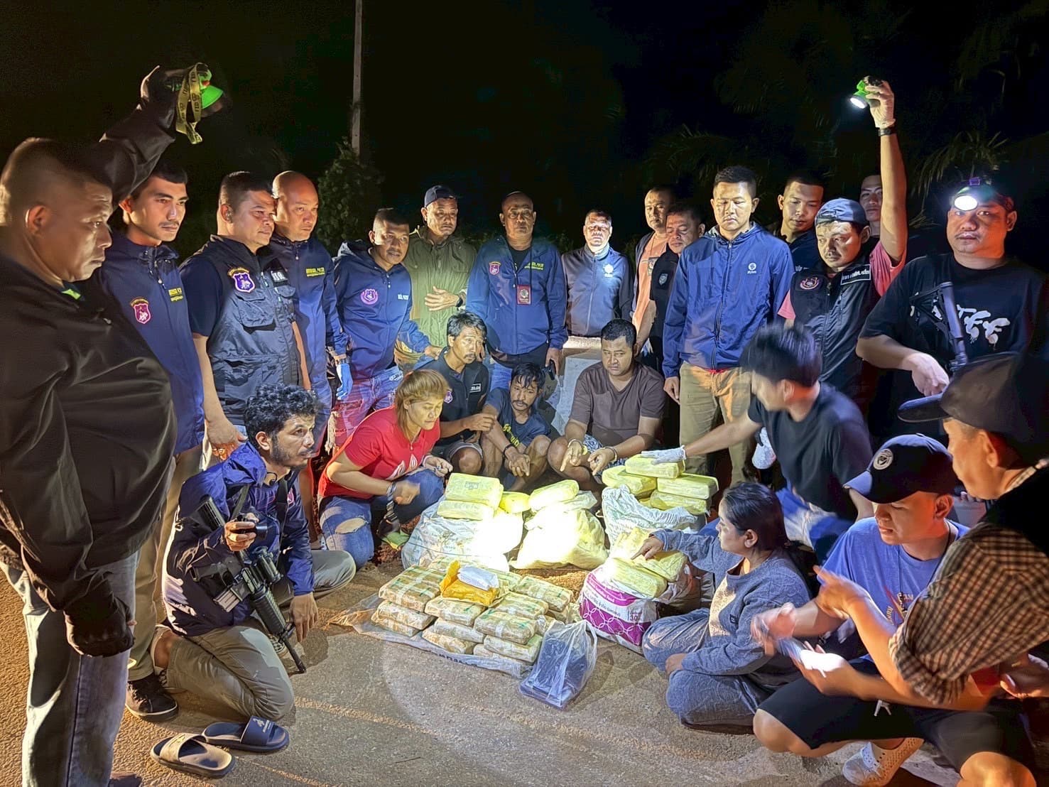 ตชด.426 ตชด.435 สกัดจับขบวนการลักลอบขนยาเสพติดจากภาคเหนือสู่ภาคใต้ จำนวน 6 ราย ของกลางกว่า 1ล้านเม็ด